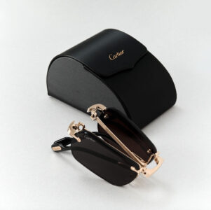 แว่นตา Cartier ถูกจัดวางไว้อย่างประณีตมีสไตล์