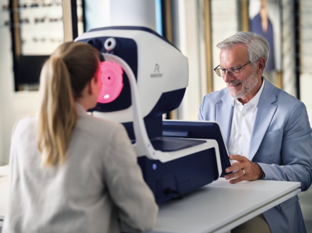 ขั้นตอนแรกของการวัดสายตาเบื้องต้นคือการวัดค่าด้วยเครื่องอัตโนมัติ