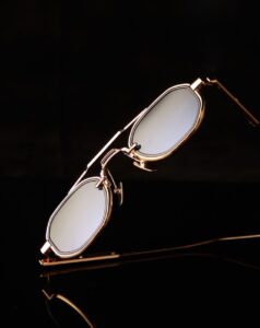 แว่นกันแดดผู้ชายเท่ ๆ ช่วยยกระดับลุคให้ดูดีขึ้น