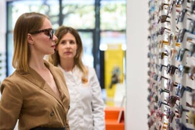 หญิงสาวกำลังเลือกซื้อแว่นเลนส์สีชา