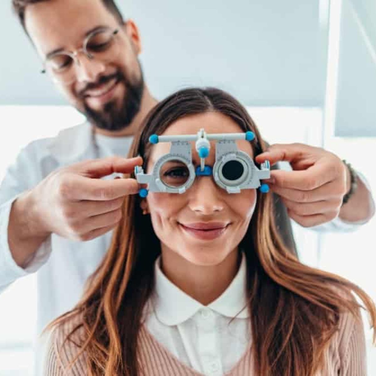 ผู้เชี่ยวชาญใช้แว่นทดสอบใส่เลนส์เพื่อหาค่าที่ให้การมองเห็นคมชัด