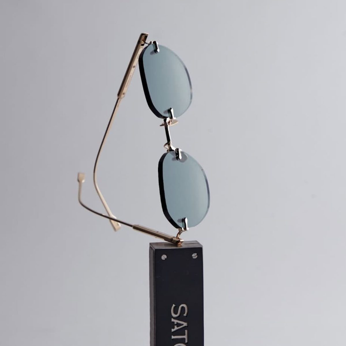 แว่นกันแดดผู้ชายแบรนด์ดัง มอบลุคเรียบหรูดูแพง