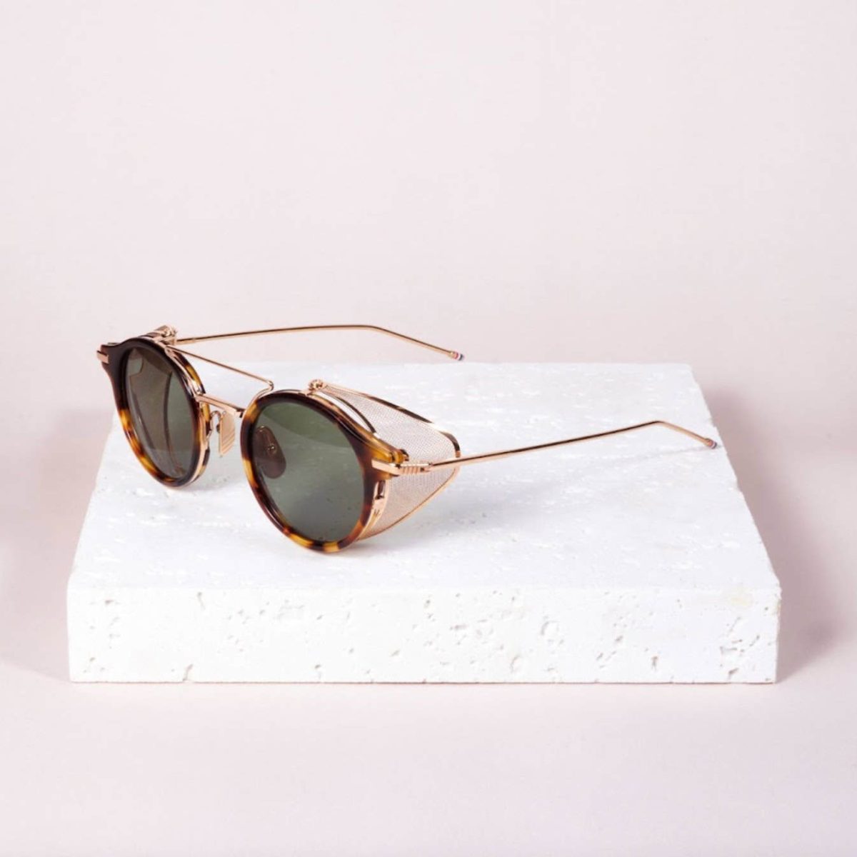 แว่นกันแดด Thom Browne ช่วยยกระดับลุคเมื่อสวมใส่