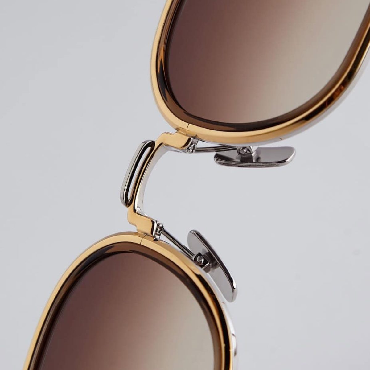 แว่นตาทรงกลม (Round) เหมาะสำหรับผู้ที่มีใบหน้าเหลี่ยมหรือสันกรามคมชัด